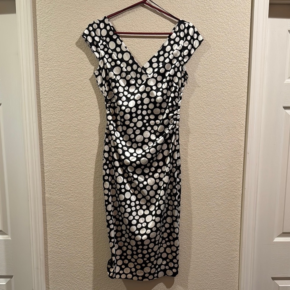 Maggy London Black and White Sheath Dress V-Neck Cap Sleeve